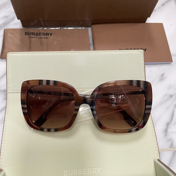 BURBERRY SQUARE CLASSIC ICONIC CHECK SUNGLASSES - Picture 14 of 16